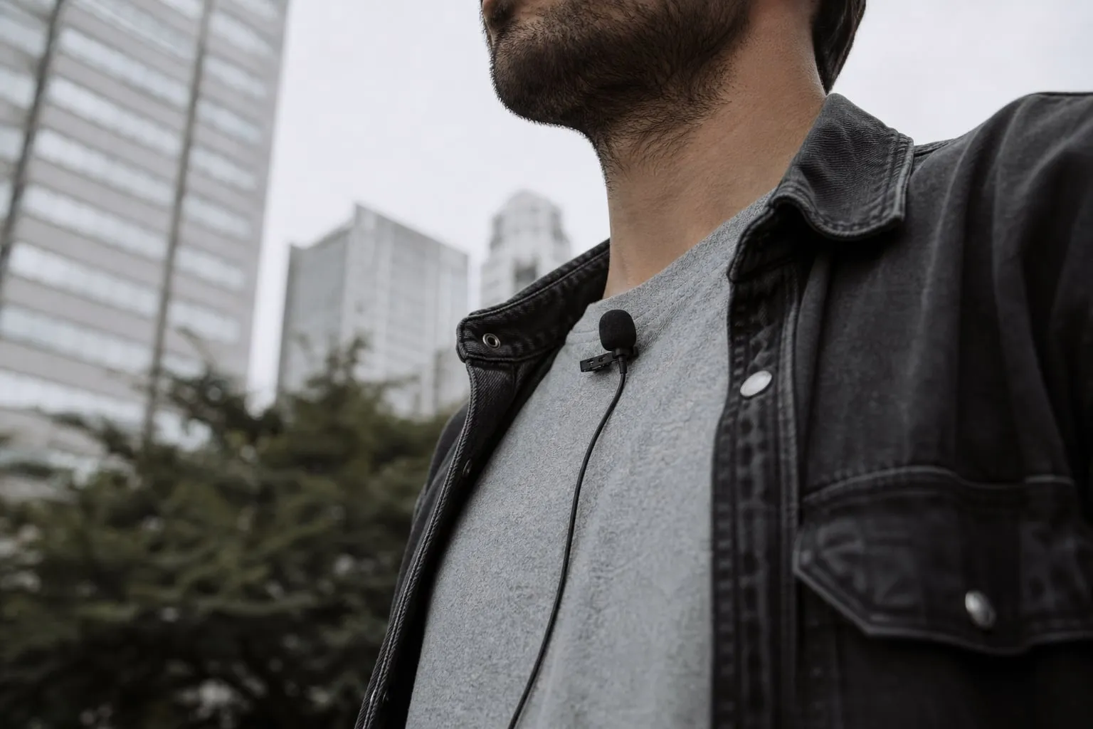 Como esconder microfone de lapela sem ruído na roupa