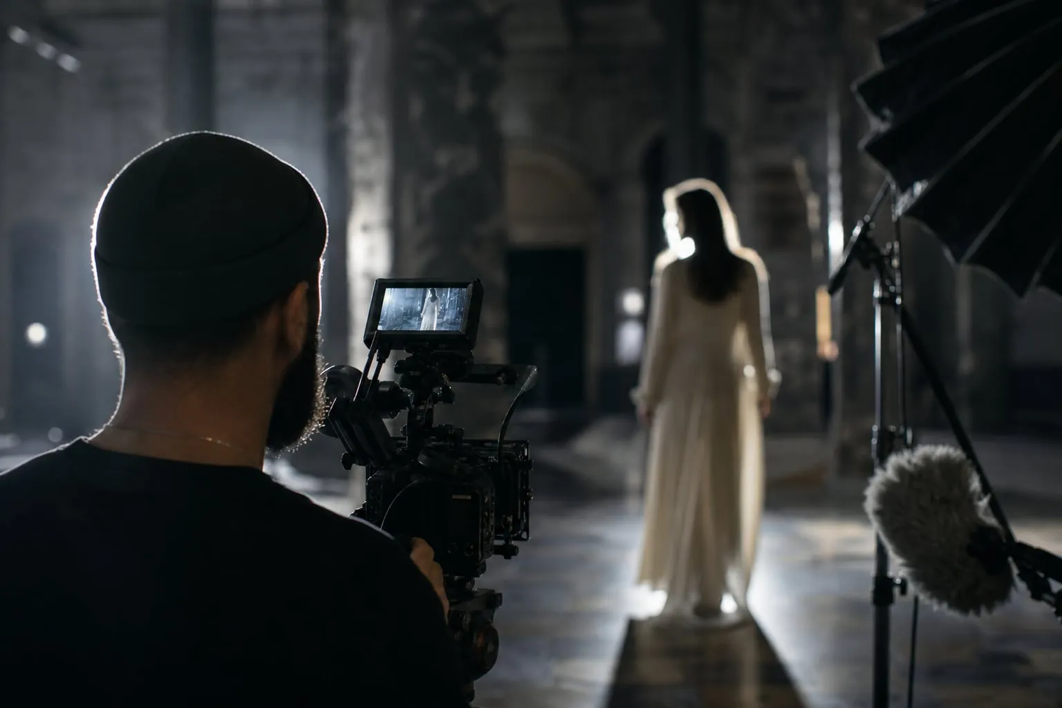 Filmagem de moda sustentável em espaços culturais