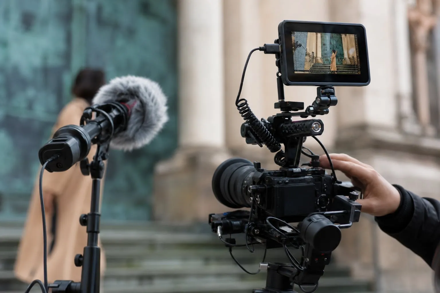 Filmagem em espaço cultural: som e luz para editoriais